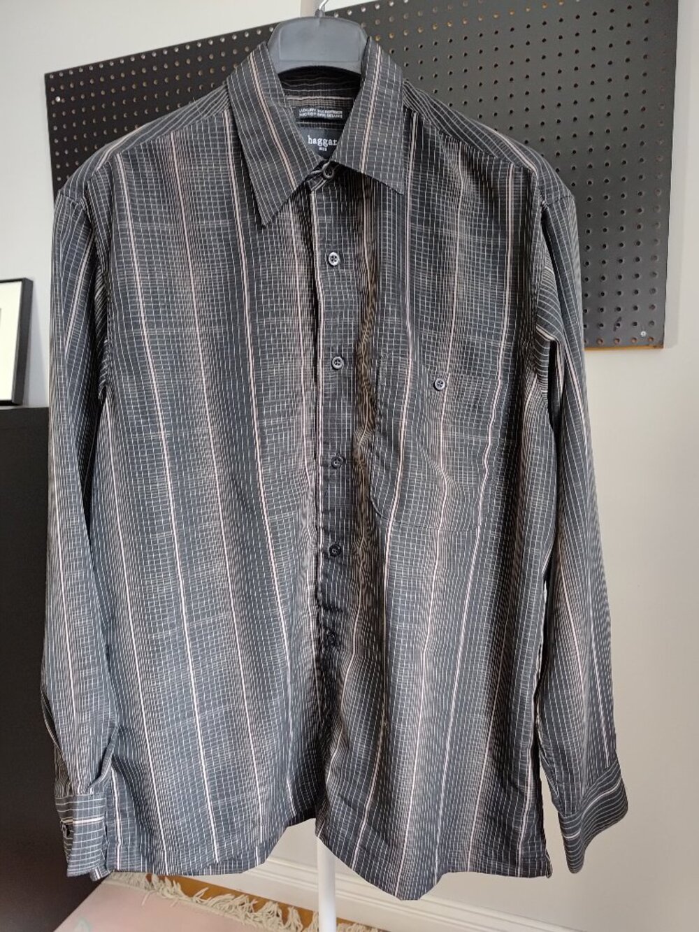 Haggar Men's shirt size M (feels like a Large) black with gold vertail lines